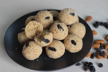 Rava laddu, Güney Hindistan 'da irmik, şeker, ghee, kaju ve kuru üzümden yapılan tatlı bir tatlıdır. Rava, Hint dilinde irmik ve laddu tatlı taşaklardır. Hindistan 'ın diğer bölgelerinde suji ladoo olarak da bilinir. Bunlar genellikle festivallerde yapılır.