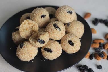Rava laddu, Güney Hindistan 'da irmik, şeker, ghee, kaju ve kuru üzümden yapılan tatlı bir tatlıdır. Rava, Hint dilinde irmik ve laddu tatlı taşaklardır. Hindistan 'ın diğer bölgelerinde suji ladoo olarak da bilinir. Bunlar genellikle festivallerde yapılır.