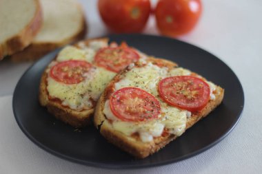 Evde pişmiş ekmekli pizza tostu. Beyaz arkaplanda çekilen.