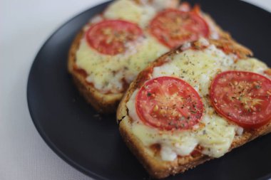 Evde pişmiş ekmekli pizza tostu. Beyaz arkaplanda çekilen.