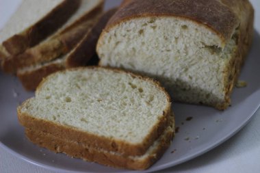 Kahvaltı için yeterince dilimlenmiş ev yapımı ekmek. Beyaz arkaplanda çekilen.