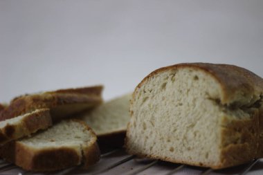 Kahvaltı için yeterince dilimlenmiş ev yapımı ekmek. Beyaz arkaplanda çekilen.