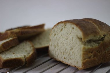 Kahvaltı için yeterince dilimlenmiş ev yapımı ekmek. Beyaz arkaplanda çekilen.
