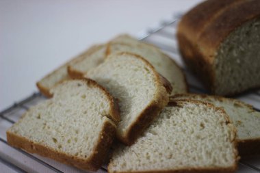 Kahvaltı için yeterince dilimlenmiş ev yapımı ekmek. Beyaz arkaplanda çekilen.