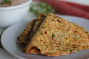 Kabak havucu papağanı kahvaltıya kabak ve havuç da dahil olmak üzere sağlıklı bir seçenektir. Paratha hamuruna rendelenmiş sebzeler karıştırılırken eklenir