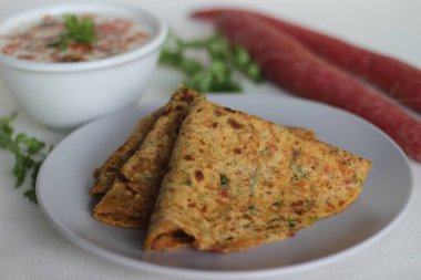 Kabak havucu papağanı kahvaltıya kabak ve havuç da dahil olmak üzere sağlıklı bir seçenektir. Paratha hamuruna rendelenmiş sebzeler karıştırılırken eklenir