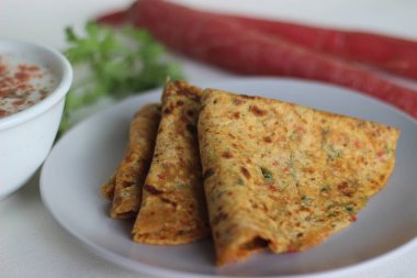 Kabak havucu papağanı kahvaltıya kabak ve havuç da dahil olmak üzere sağlıklı bir seçenektir. Paratha hamuruna rendelenmiş sebzeler karıştırılırken eklenir
