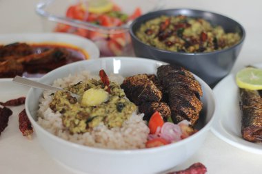 Kerala yemekleri kırmızı pilav, sardalya, sardalya kızartması ve hindistan cevizi tabanlı yeşil köri. Hepsi geleneksel kerala tarzında hazırlandı.