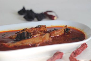 Sardalya körisi, orta Kerala 'da yetişen geleneksel bir köri türüdür. Beyaz arkaplanda çekilen.