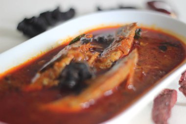 Sardalya körisi, orta Kerala 'da yetişen geleneksel bir köri türüdür. Beyaz arkaplanda çekilen.