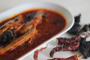 Sardalya körisi, orta Kerala 'da yetişen geleneksel bir köri türüdür. Beyaz arkaplanda çekilen.