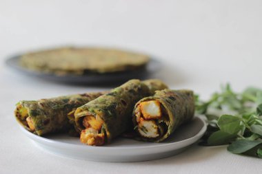 Tam buğday, metimethepla, paneer capsicum dolgulu ve bir kase masala peyniri. Sağlıklı, lezzetli, tam buğday, baharat, yoğurt, susam tohumu ve çemen yaprağından yapılmış bir düz ekmek..