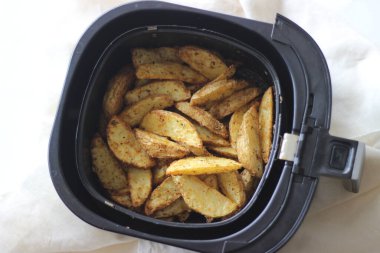 Patates kızartma makinesinin içinde. Evde yağsız patates kızartmanın en iyi yolu.