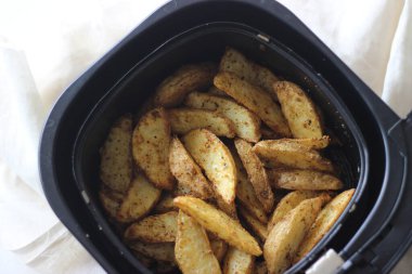 Patates kızartma makinesinin içinde. Evde yağsız patates kızartmanın en iyi yolu.