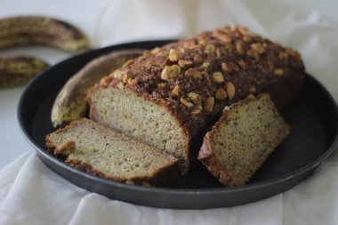 Muzlu ekmek, olgun muzdan yapılmış bir ekmek. Tereyağı, tarçın, esmer şeker ve fındık karışımı serpiştirip güzel bir tarçın aromalı kabuk elde etmek için pişirmeden önce çekici hale getiriliyor..