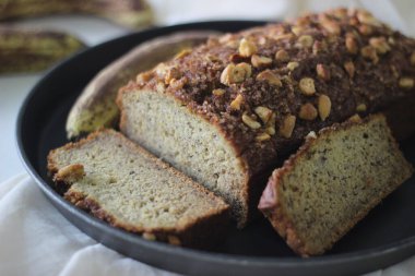 Muzlu ekmek, olgun muzdan yapılmış bir ekmek. Tereyağı, tarçın, esmer şeker ve fındık karışımı serpiştirip güzel bir tarçın aromalı kabuk elde etmek için pişirmeden önce çekici hale getiriliyor..