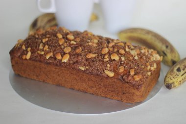 Muzlu ekmek, olgun muzdan yapılmış bir ekmek. Tereyağı, tarçın, esmer şeker ve fındık karışımı serpiştirip güzel bir tarçın aromalı kabuk elde etmek için pişirmeden önce çekici hale getiriliyor..