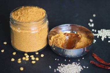 Idli podi veya milagai podi, idlis veya dosa ile servis edilen kuru bir vegan sosudur. Temel olarak idli milagai podi, mercimek ve kırmızı biberlerden yapılan kuru bir tozdur. Siyah arkaplanda çekilen