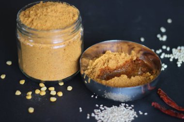 Idli podi veya milagai podi, idlis veya dosa ile servis edilen kuru bir vegan sosudur. Temel olarak idli milagai podi, mercimek ve kırmızı biberlerden yapılan kuru bir tozdur. Siyah arkaplanda çekilen