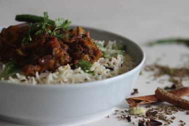 Jeera pilavı ve kızarmış tavuk. Basit ve lezzetli bir tencere pirinç hazırlama, temel malzemelerle. beyaz arkaplanda çekim