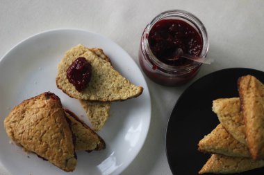 Ev yapımı sade tereyağlı tatlı çörek ve ev yapımı çilek reçeli. Beyaz arkaplanda çekilen