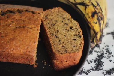 Evde pişmiş kepekli buğday olgun muzlu kek dilimleri. Ayrıca olgun muz ekmeği olarak da bilinir. Beyaz bir arkaplanda çekilmiş.