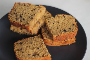 Evde pişmiş kepekli buğday olgun muzlu kek dilimleri. Ayrıca olgun muz ekmeği olarak da bilinir. Beyaz bir arkaplanda çekilmiş.