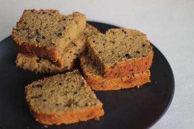 Evde pişmiş kepekli buğday olgun muzlu kek dilimleri. Ayrıca olgun muz ekmeği olarak da bilinir. Beyaz bir arkaplanda çekilmiş.