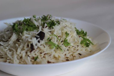 Kimyon ve baharatlı haşlanmış basmati pilavı. Jeera Rice olarak bilinir. Beyaz arkaplanda çekilen