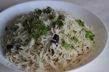 Kimyon ve baharatlı haşlanmış basmati pilavı. Jeera Rice olarak bilinir. Beyaz arkaplanda çekilen