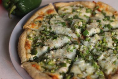 Peynirli ve biberli ev yapımı sebzeli pizza. Beyaz arkaplanda çekilen