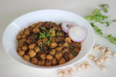 Nohutu bir gecede ıslatıp soğan, domates, zencefil, sarımsak ve baharat sosunda pişirilen baharatlı nohut sosu. Beyaz arkaplanda çekilen