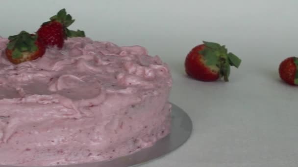 Çilekli Krem Peynirli Pasta Sevgililer Günü Doğum Günü Kutlamaları Için — Stok video
