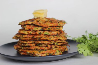Havuçlu kabaklı börek. Havuç ve kabakla birlikte sağlıklı ve hızlı bir atıştırmalık. Beyaz arkaplanda çekilen