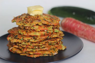 Havuçlu kabaklı börek. Havuç ve kabakla birlikte sağlıklı ve hızlı bir atıştırmalık. Beyaz arkaplanda çekilen