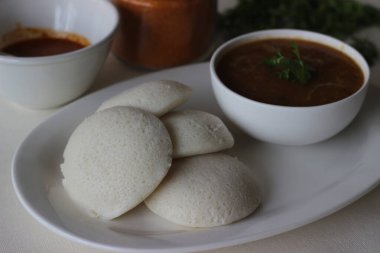 İdli ya da boş, Hindistan 'ın güneyinden lezzetli bir pirinç keki. Fermente edilmiş siyah mercimek ve pirinçle hamuru buharda pişirerek yapılır. Milagai podi ve sambar ile birlikte servis edildi. Beyaz arkaplanda çekilen