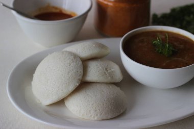 İdli ya da boş, Hindistan 'ın güneyinden lezzetli bir pirinç keki. Fermente edilmiş siyah mercimek ve pirinçle hamuru buharda pişirerek yapılır. Milagai podi ve sambar ile birlikte servis edildi. Beyaz arkaplanda çekilen