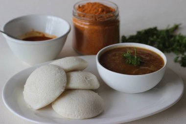 İdli ya da boş, Hindistan 'ın güneyinden lezzetli bir pirinç keki. Fermente edilmiş siyah mercimek ve pirinçle hamuru buharda pişirerek yapılır. Milagai podi ve sambar ile birlikte servis edildi. Beyaz arkaplanda çekilen