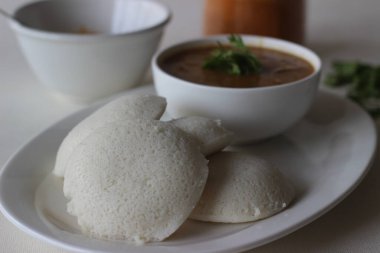 İdli ya da boş, Hindistan 'ın güneyinden lezzetli bir pirinç keki. Fermente edilmiş siyah mercimek ve pirinçle hamuru buharda pişirerek yapılır. Milagai podi ve sambar ile birlikte servis edildi. Beyaz arkaplanda çekilen