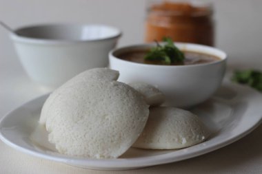 İdli ya da boş, Hindistan 'ın güneyinden lezzetli bir pirinç keki. Fermente edilmiş siyah mercimek ve pirinçle hamuru buharda pişirerek yapılır. Milagai podi ve sambar ile birlikte servis edildi. Beyaz arkaplanda çekilen