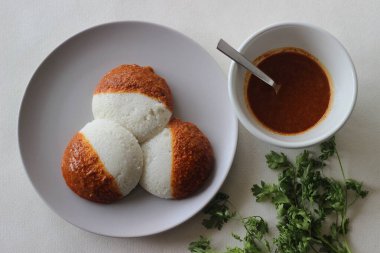 Idli 'nin yarısı podi turşusuyla kaplı ayrıca barut olarak da adlandırılıyor. Podi zemin darbelerinden, kurutulmuş kırmızı biberlerden ve biberlerden oluşur. Beyaz arkaplanda çekilen
