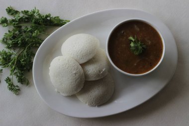 Idli 'nin yarısı podi turşusuyla kaplı ayrıca barut olarak da adlandırılıyor. Podi zemin darbelerinden, kurutulmuş kırmızı biberlerden ve biberlerden oluşur. Beyaz arkaplanda çekilen