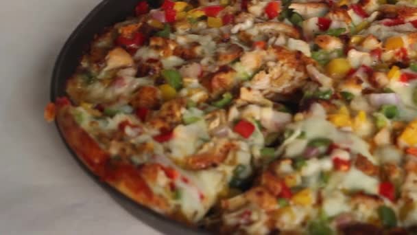 Långsam Panorering Hembakad Veg Pizza Med Ost Tomat Och Paprika — Stockvideo