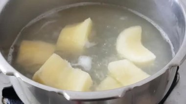 Kaynayan tapyoka, düdüklü tencerede parça keser. Yakın çekim.