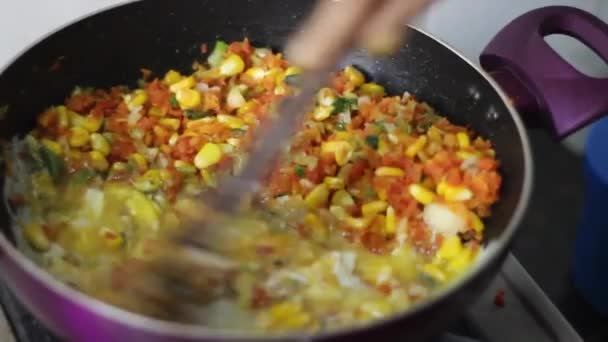 Mescolo Uovo Con Grano Carote Una Pentola Antiaderente All Interno — Video Stock