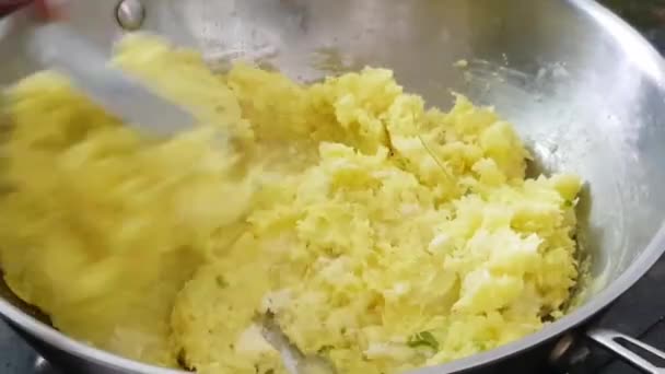 Пюре Вареной Тапиоки Кокосовой Масалой Внутри Типичной Индийской Кухни — стоковое видео