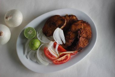 Kızarmış Cobia balığı. Hindistan 'da buna Moda Balığı denir. Diğer yaygın isimler arasında siyah kral balığı, siyah somon, ling, limon balığı, yengeç yengeci, müsrif oğul ve siyah bonito sayılabilir. Beyaz arkaplanda çekilen