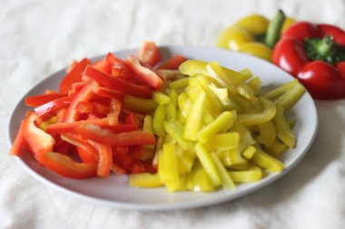 Kibrit çöpü büyüklüğünde dolma biber. Julienne tarzı kesim. Beyaz arkaplanda çekilen