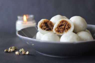 Pirinç unundan yapılan buğulanmış hamur köfteleri ve Kerala Christian 'ın cumartesi günü Palm Sunday' den önce hazırladığı hindistan cevizi ve jaggery ile doldurulmuş. Bu yüzden o güne Kozhukatta Cumartesi denir..