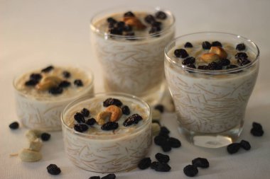 Semiya payasam. Süt, şeker, vermicelli ve ghee ile hızlı bir tatlı. Kızarmış kaju ve kuru üzümle süslenmiş. Beyaz arkaplanda çekilen